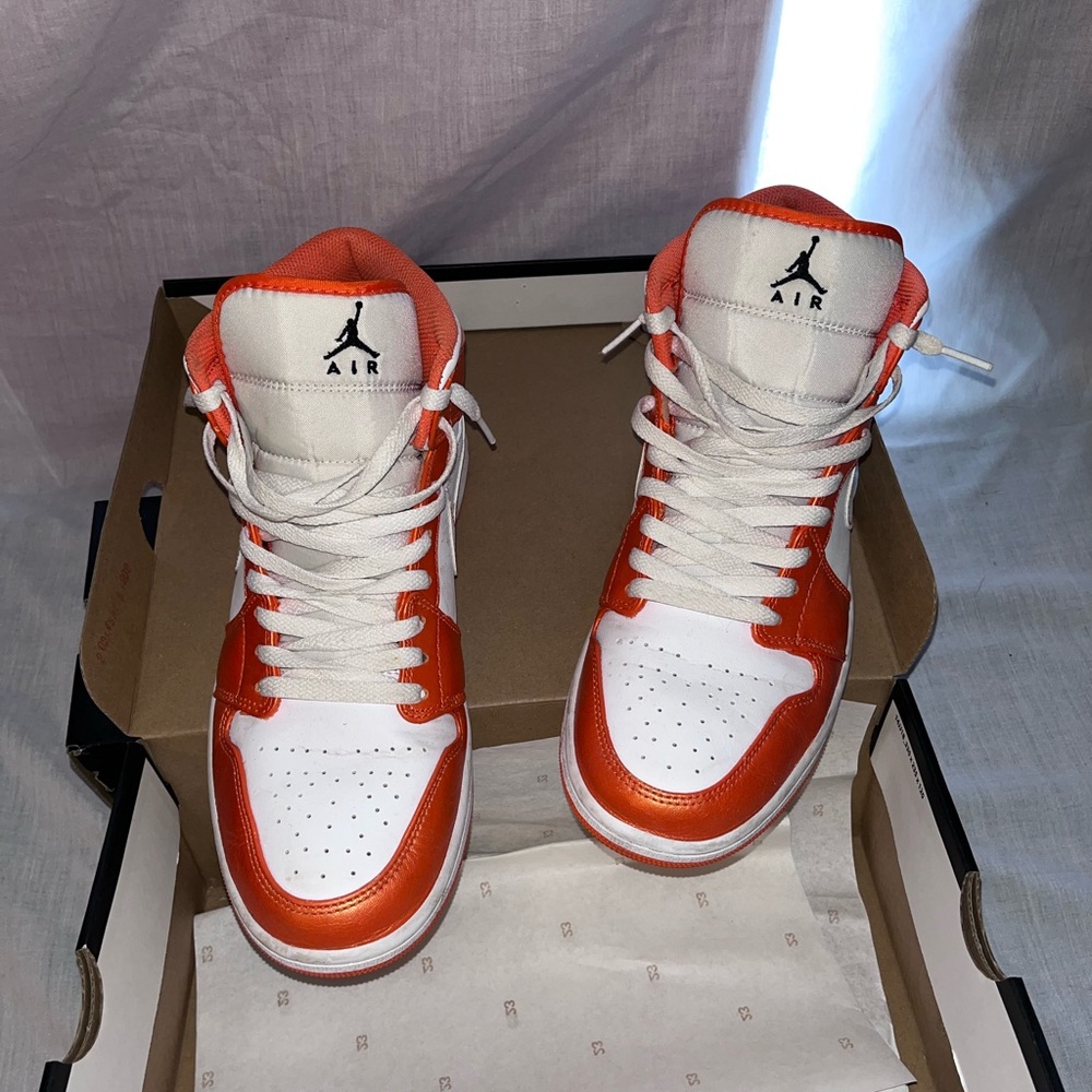 Electric Orange Jordan 1 mid SE